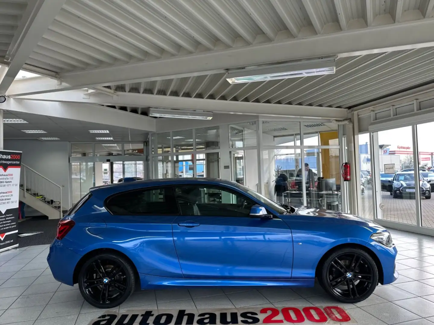BMW 118 i Edition M Sportpaket Shad AUT/NAVI/GLASDACH Blue - 2