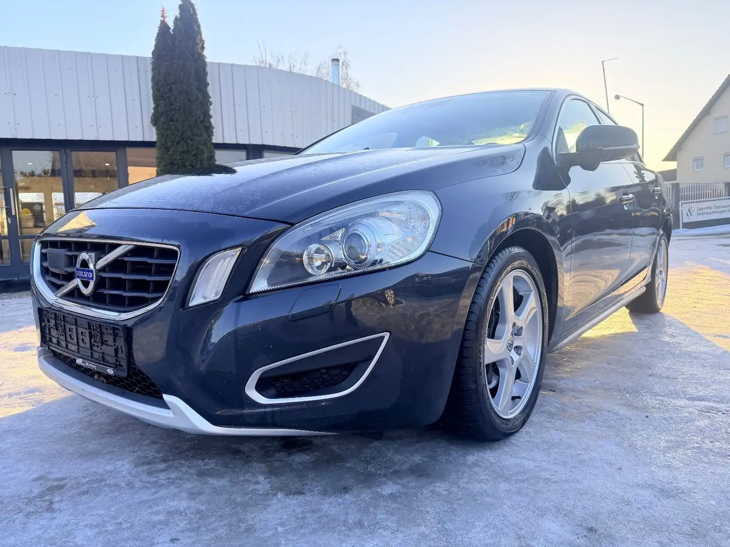 Volvo S60 Lim. Momentum NAVI*XENON*KLIMA Schwarz - 2