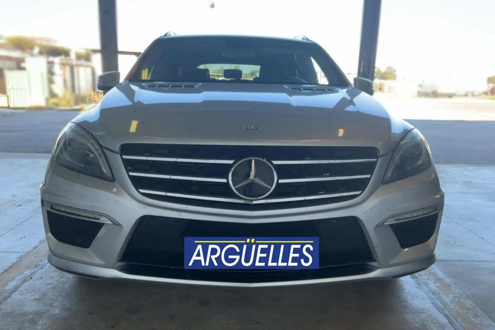 Mercedes-Benz ML 320 63 AMG Performance 4Matic 525cv Plateado - 2
