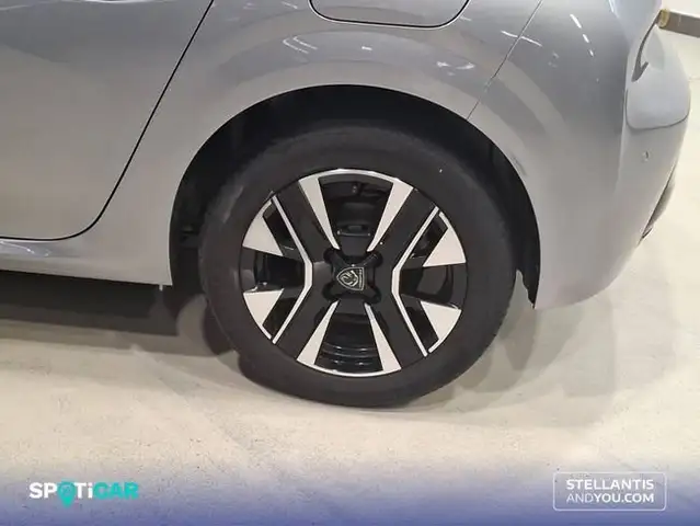 Peugeot 208 view 11