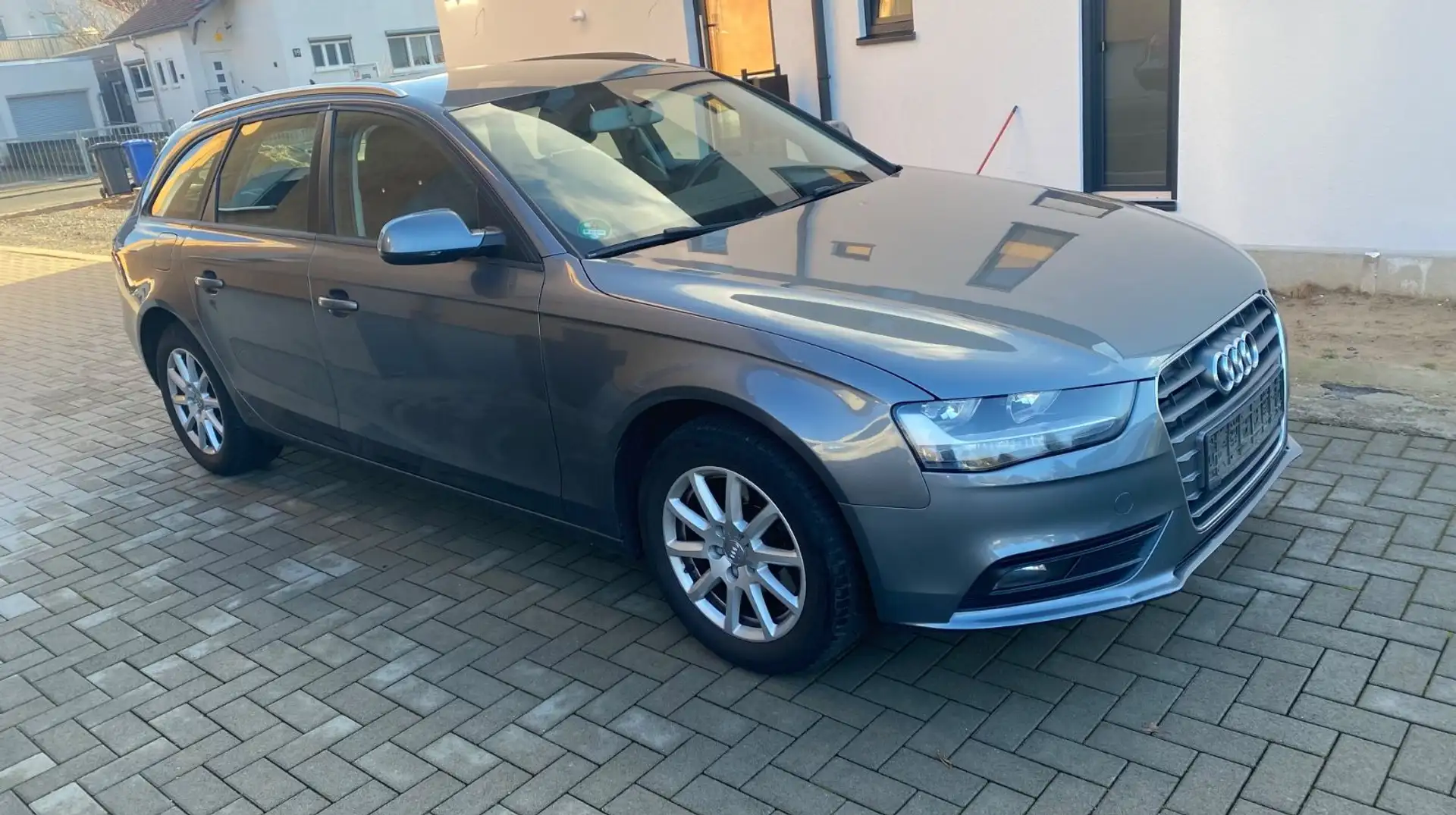 Audi A4 Avant 2.0 TDI Attraction Navi SHZ PDC Alu Grau - 1