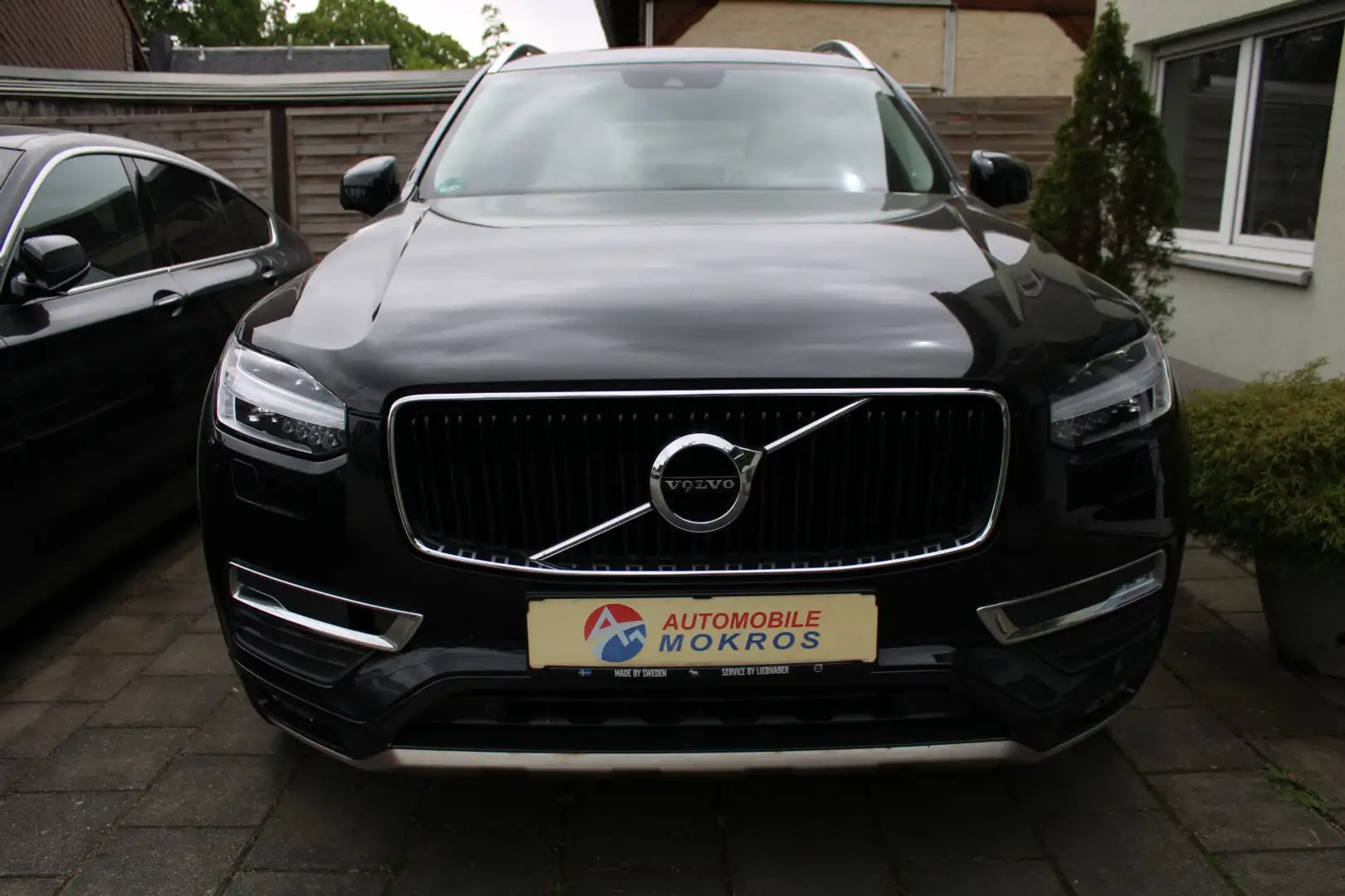 Volvo XC90 D5 AWD Geartronic Momentum LED Leder Navigation BL Zwart - 2