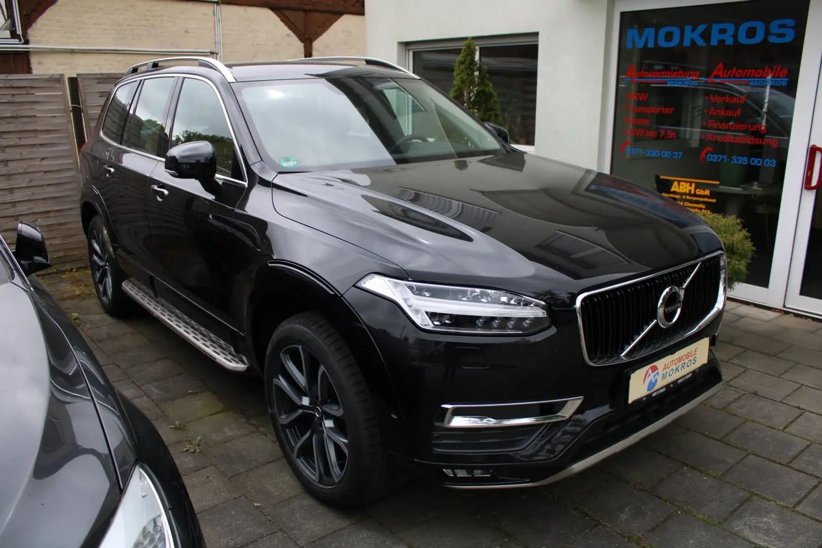 Volvo XC90 D5 AWD Geartronic Momentum LED Leder Navigation BL Zwart - 1