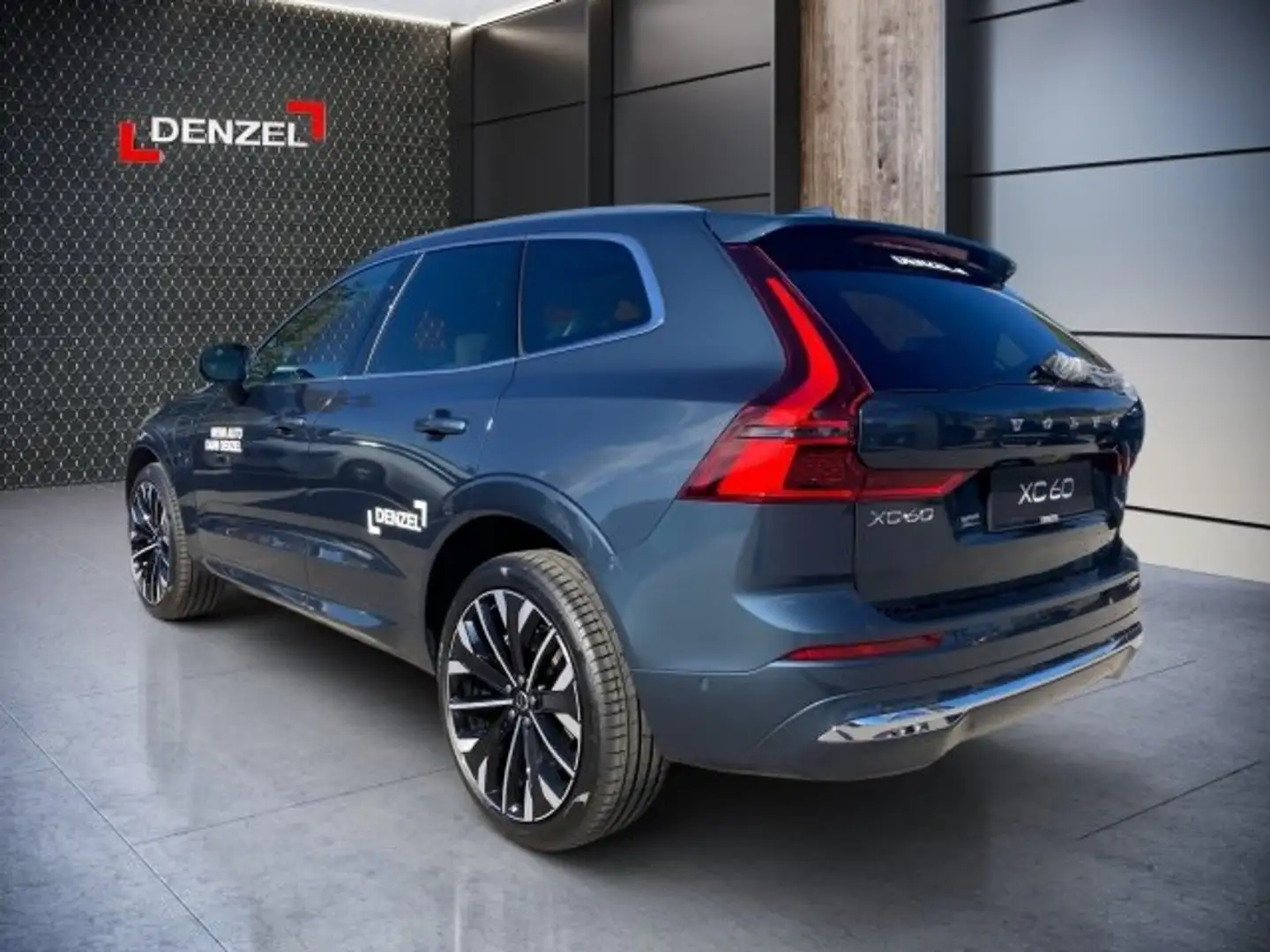 Volvo XC60 T6 AWD Plug-in Hybrid Ultra Bright Blau - 2