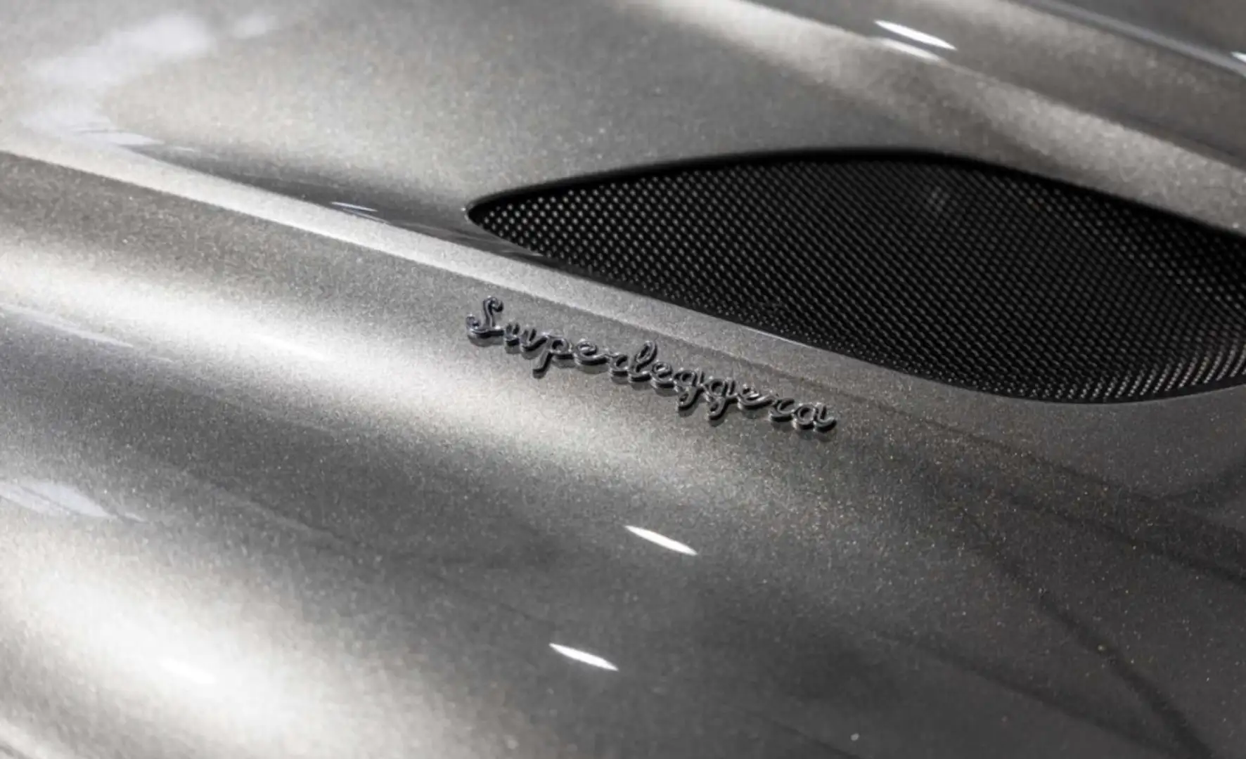 Aston Martin DBS Superleggera Volante siva - 1