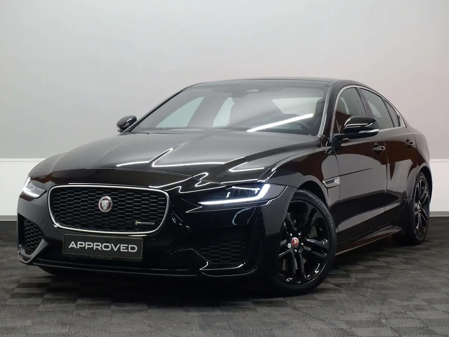Jaguar XE R-Dynamic SE P250 Černá - 1