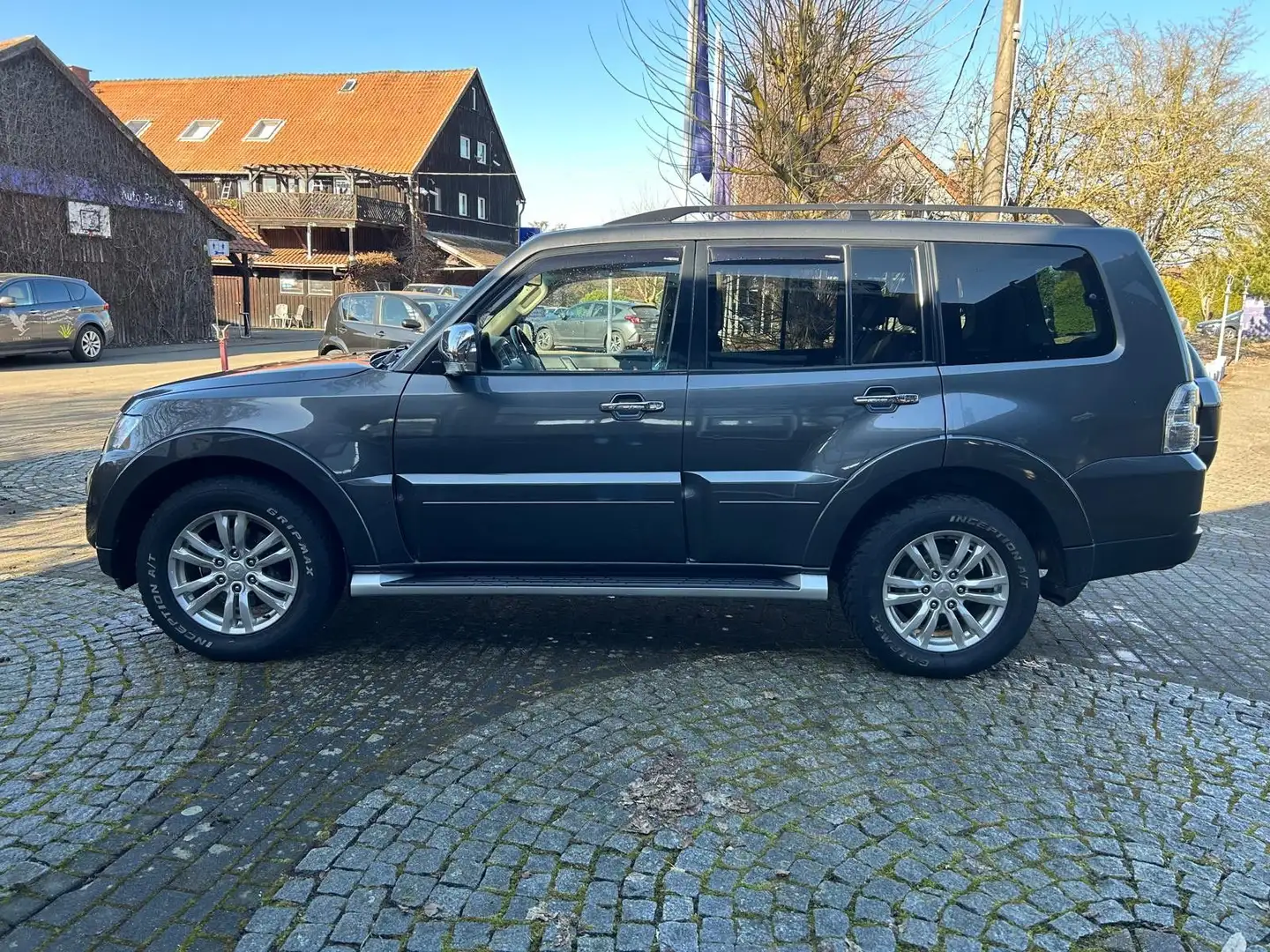 Mitsubishi Pajero 3.2 DI-D Top*AHK*7Sitzer*Navi Grau - 2