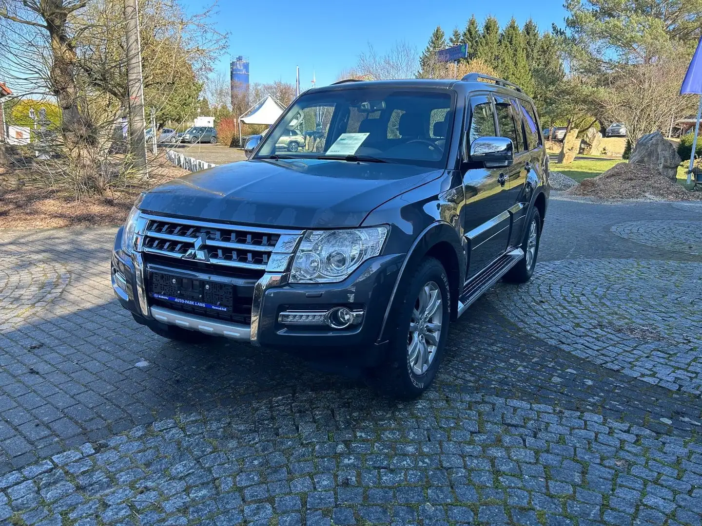 Mitsubishi Pajero 3.2 DI-D Top*AHK*7Sitzer*Navi Grau - 1