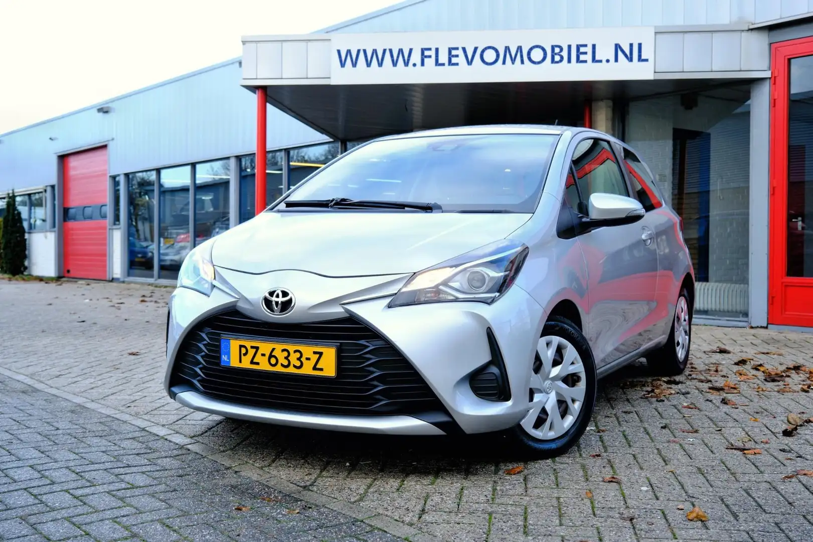 Toyota Yaris 1.5 VVT-i Aspiration Aut. *15.570km!* Clima|Cam|1e Grijs - 1