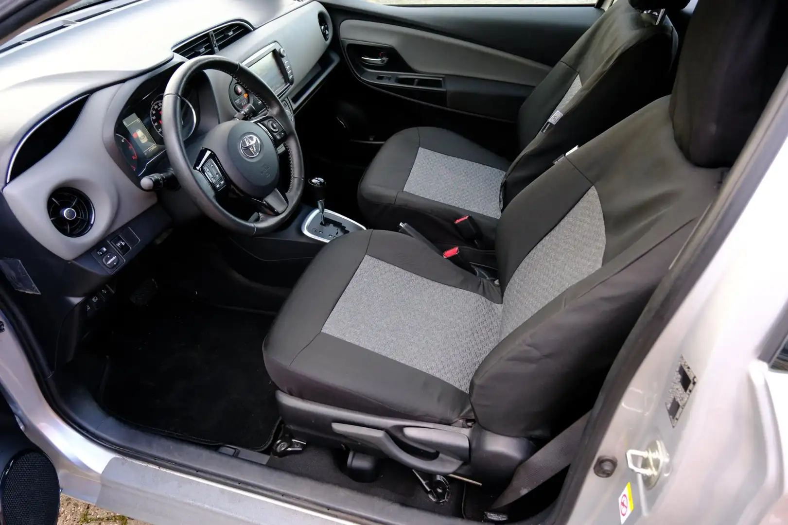 Toyota Yaris 1.5 VVT-i Aspiration Aut. *15.570km!* Clima|Cam|1e Grijs - 2