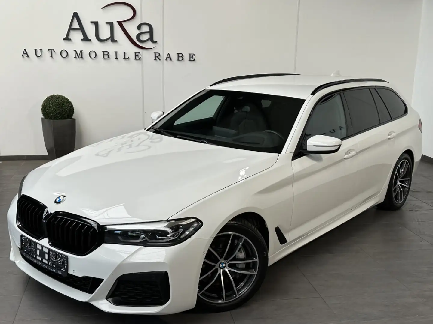 BMW 530 Touring xDrive M-Sport NAV+LED+HEAD-UP+HIFI Weiß - 1