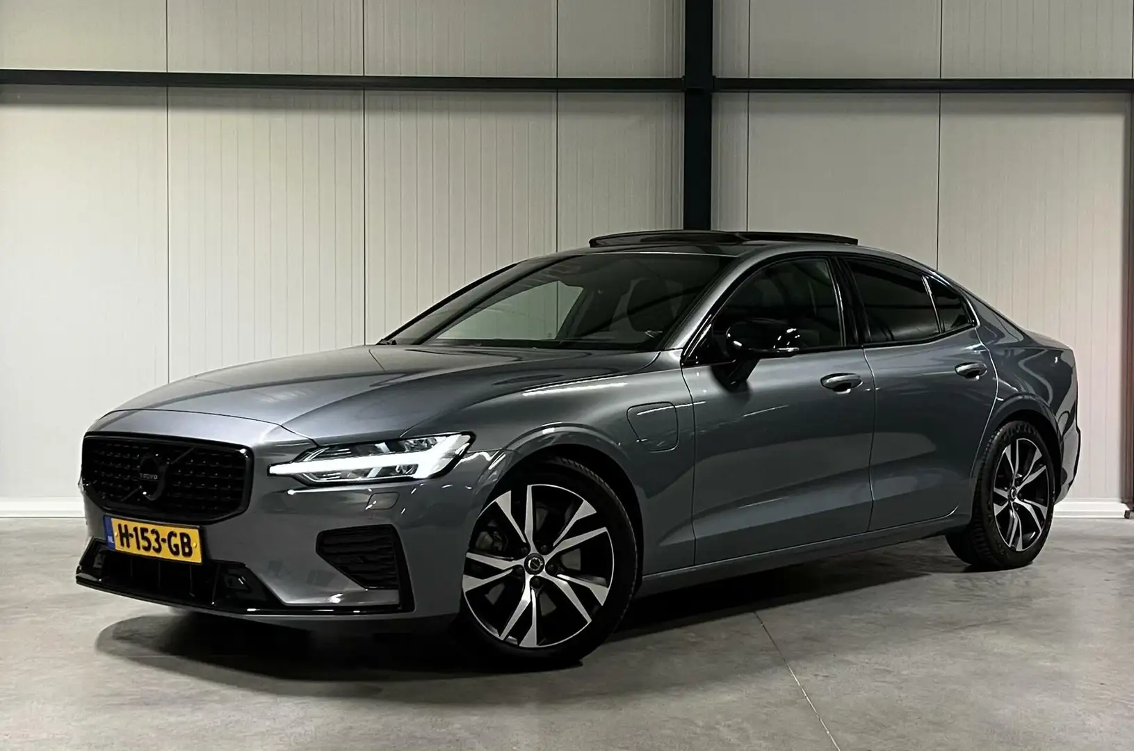 Volvo S60 2.0 T8 AWD Twin Engine R-Design Pano Head-up NAP Gris - 1