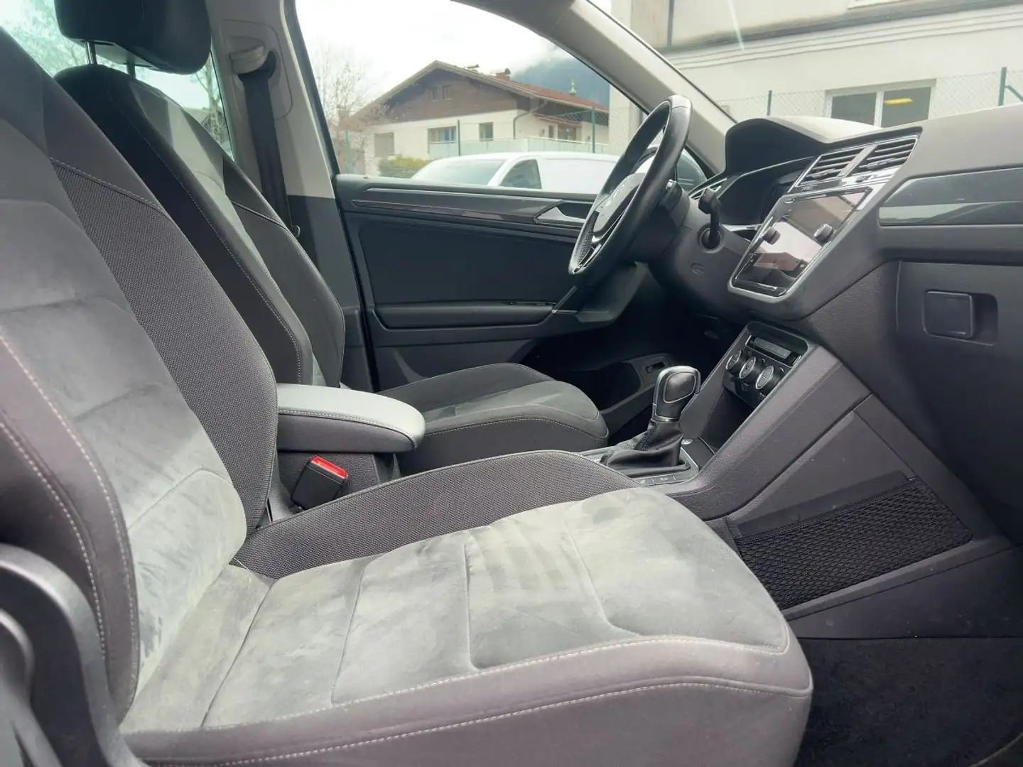 Volkswagen Tiguan 2.0 TSI 4MOTION *Ambi*Distr*Navi*RKam* Grau - 2