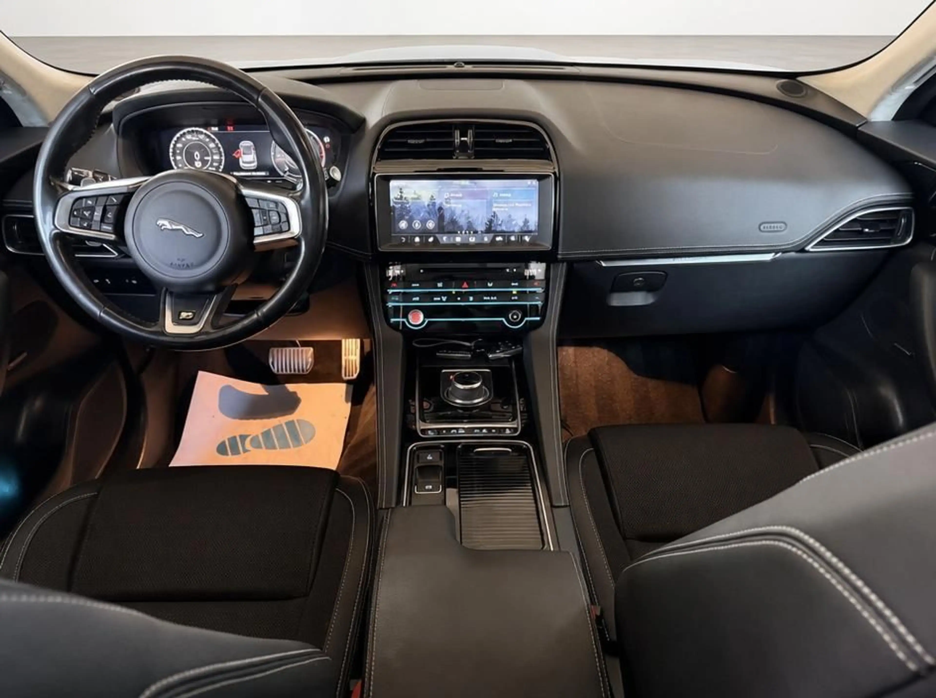Jaguar F-Pace F-PACE R-Sport AWD*PANORAMA*KAMERA*1-HAND*AHK — photo 14
