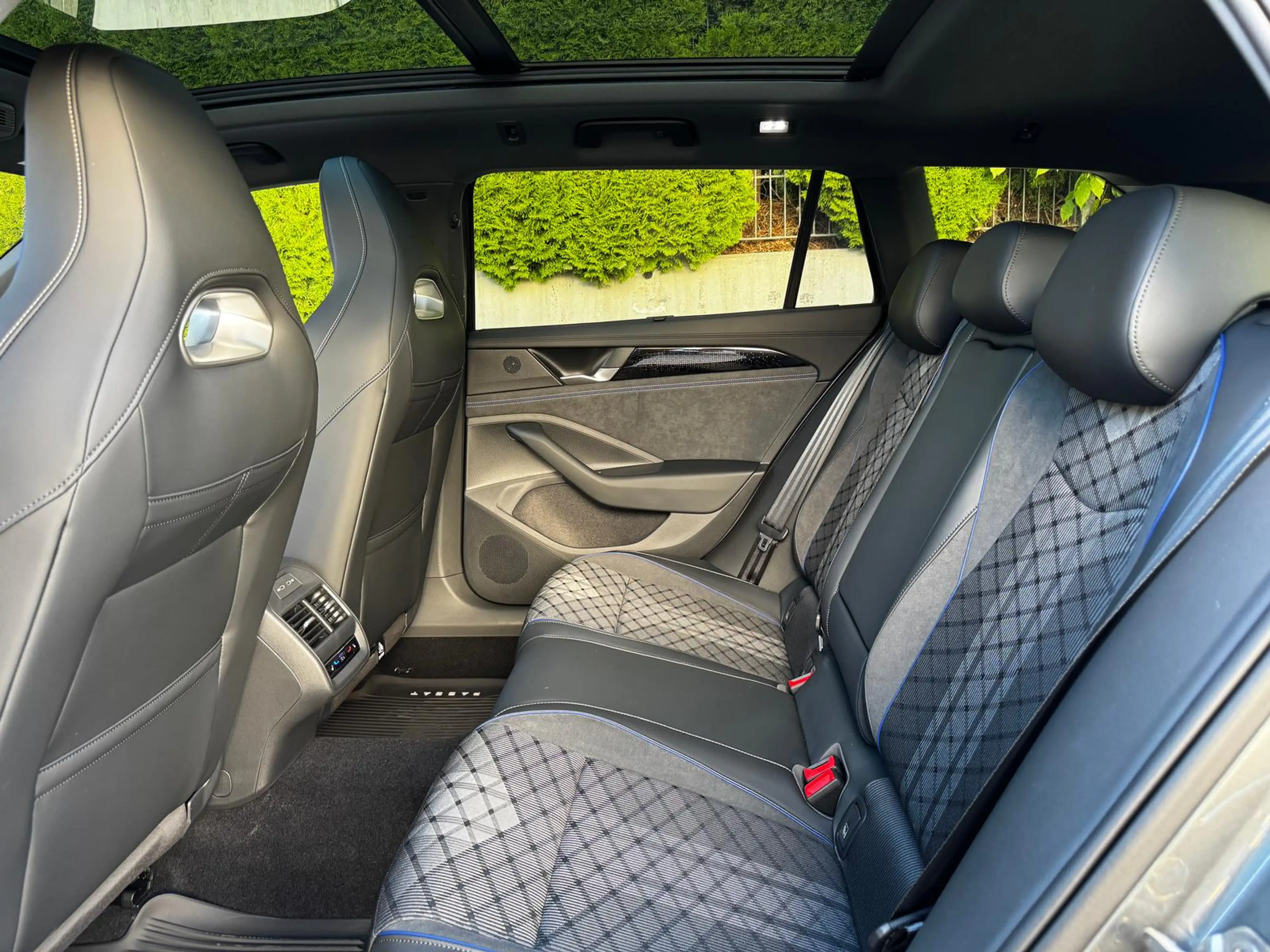 Volkswagen Passat Variant 1.5 TSI eHybrid R-line Black AHK 360 — photo 10