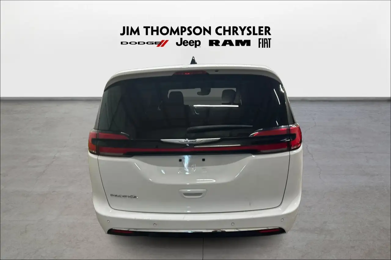 Chrysler Pacifica снимка Chrysler Pacifica