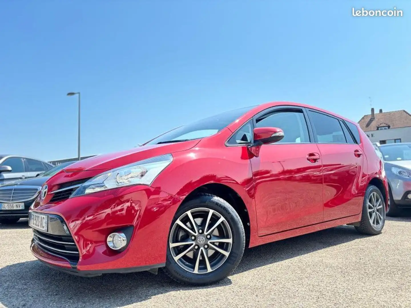 Toyota Verso 112 D-4D FAP FEEL SKYVIEW 5 PLACES Rouge - 1