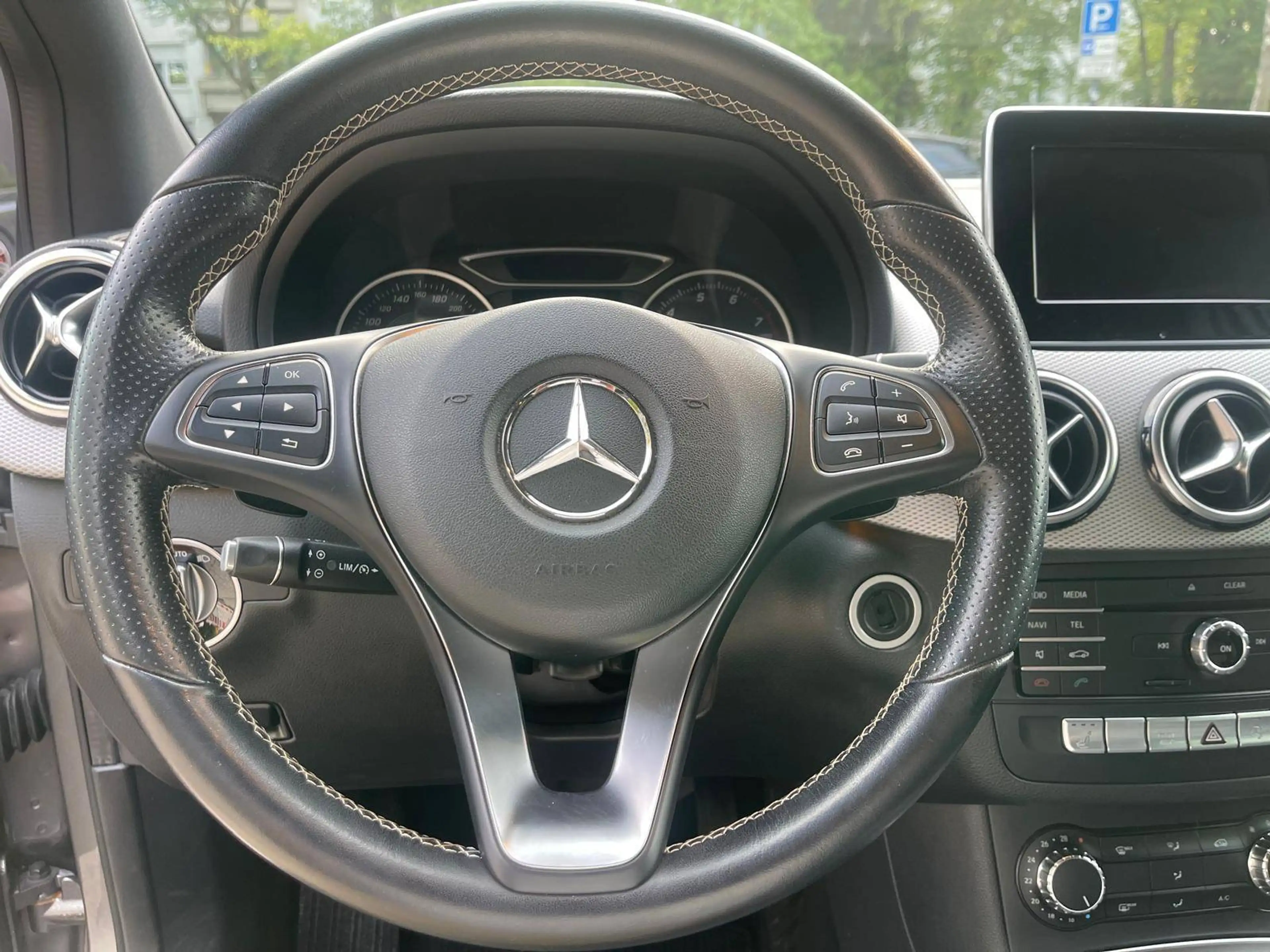Mercedes-Benz B 180 B 180 Urban Style Edition — photo 10