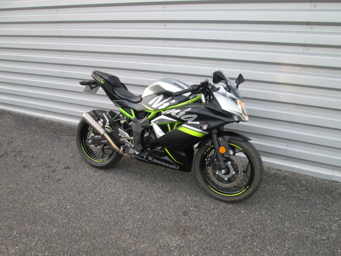 Kawasaki Ninja 125 Šedá - 1
