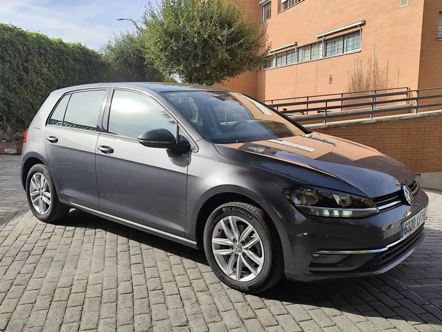 Volkswagen Golf 2.0 TDI ADVANCE DSG 5P Grau - 2