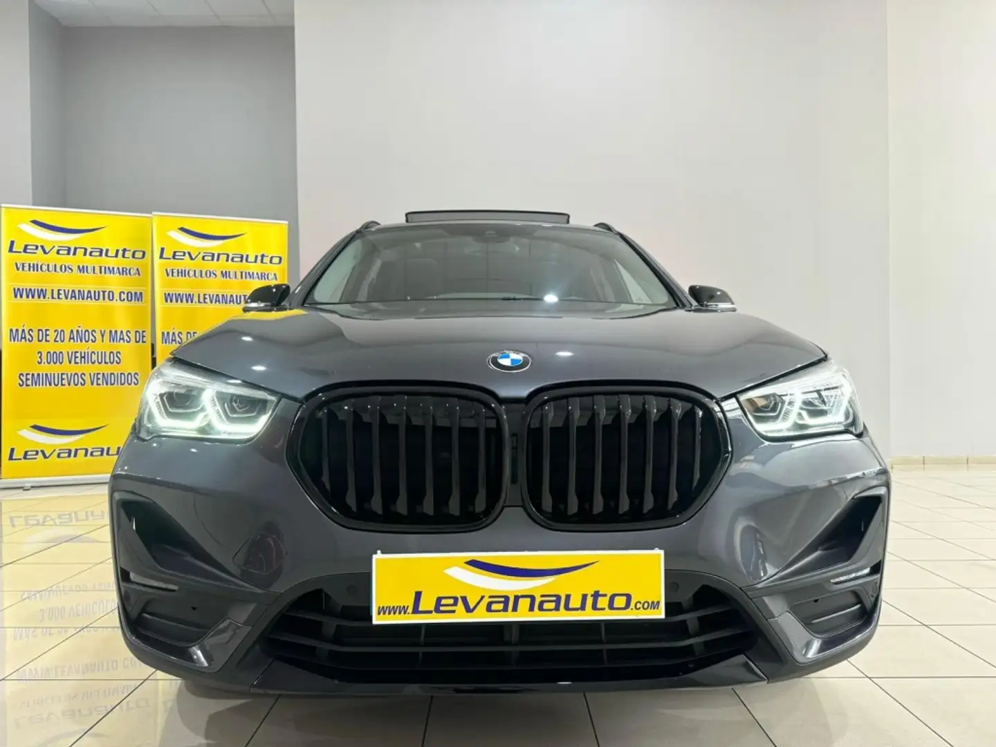 BMW X1 sDrive 18dA Grau - 2