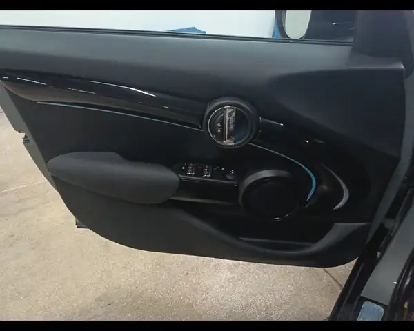Mini Hatch view 13