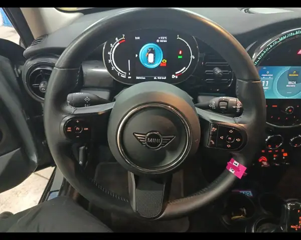 Mini Hatch view 19