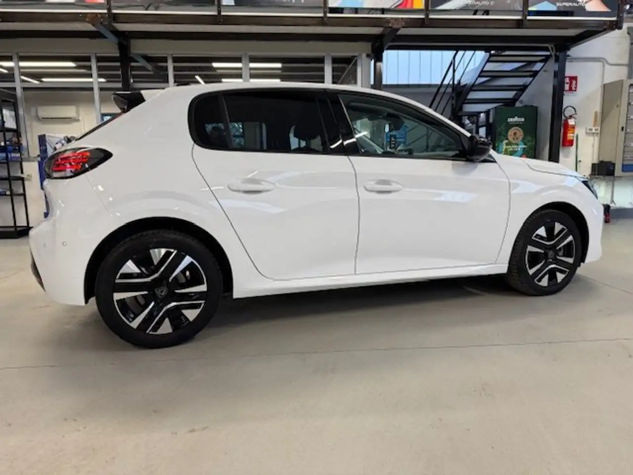 Peugeot 208 208 II 2023 1.2 puretech Allure s 5