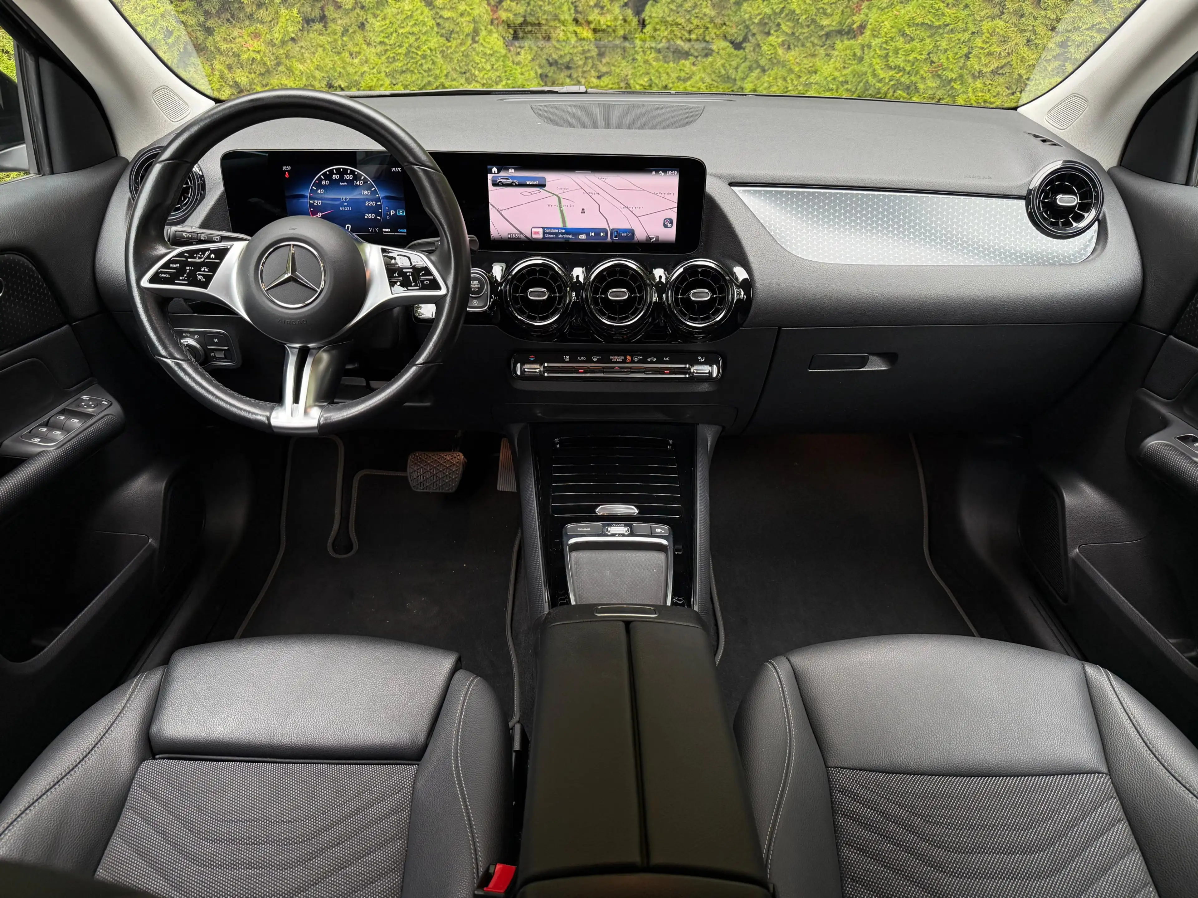 Mercedes-Benz GLA 180 7G LED+MBUX+VIRT+SHZ+KAM+T-LEDER+NAV+DAB — photo 13