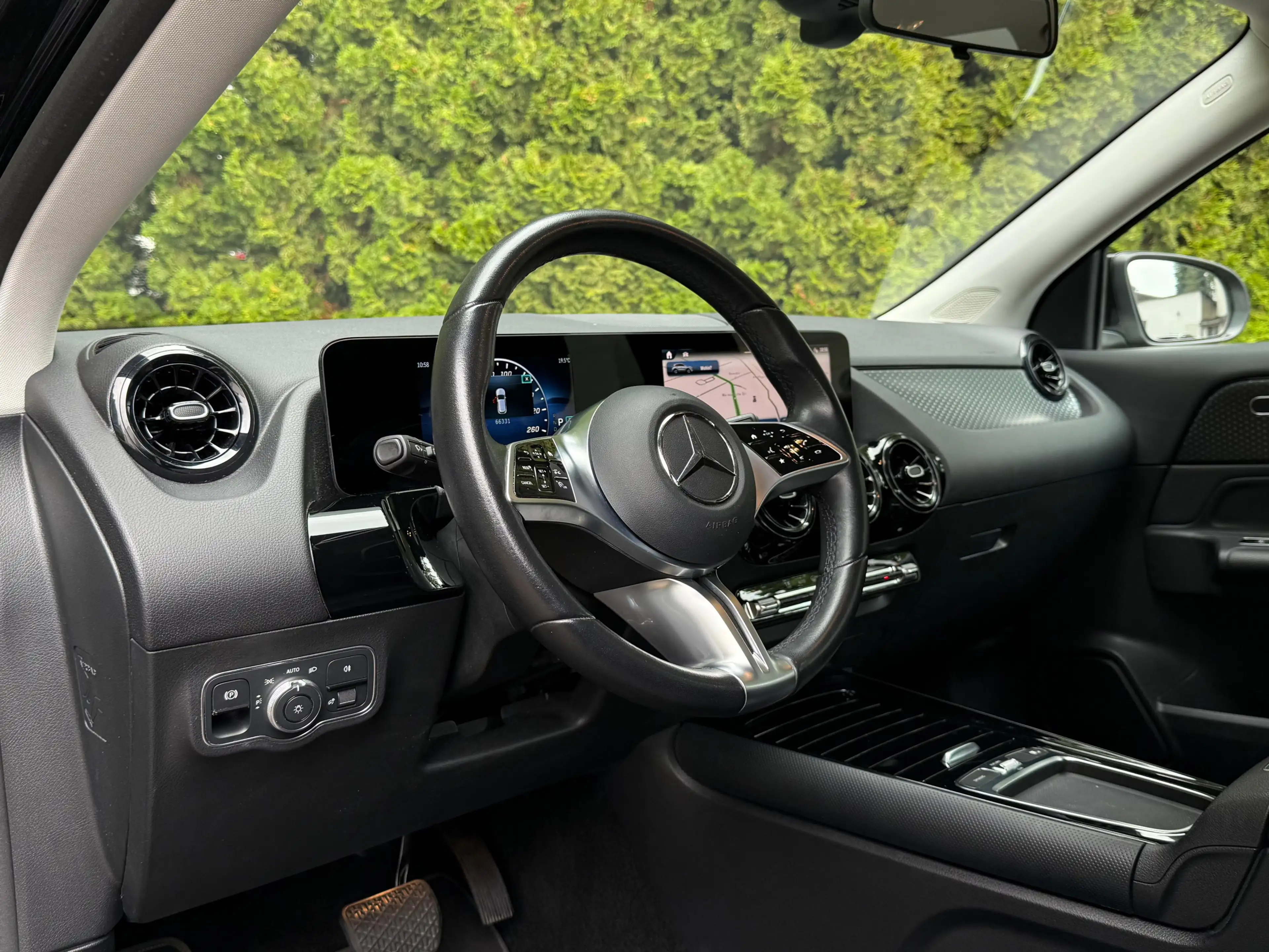 Mercedes-Benz GLA 180 7G LED+MBUX+VIRT+SHZ+KAM+T-LEDER+NAV+DAB — photo 12