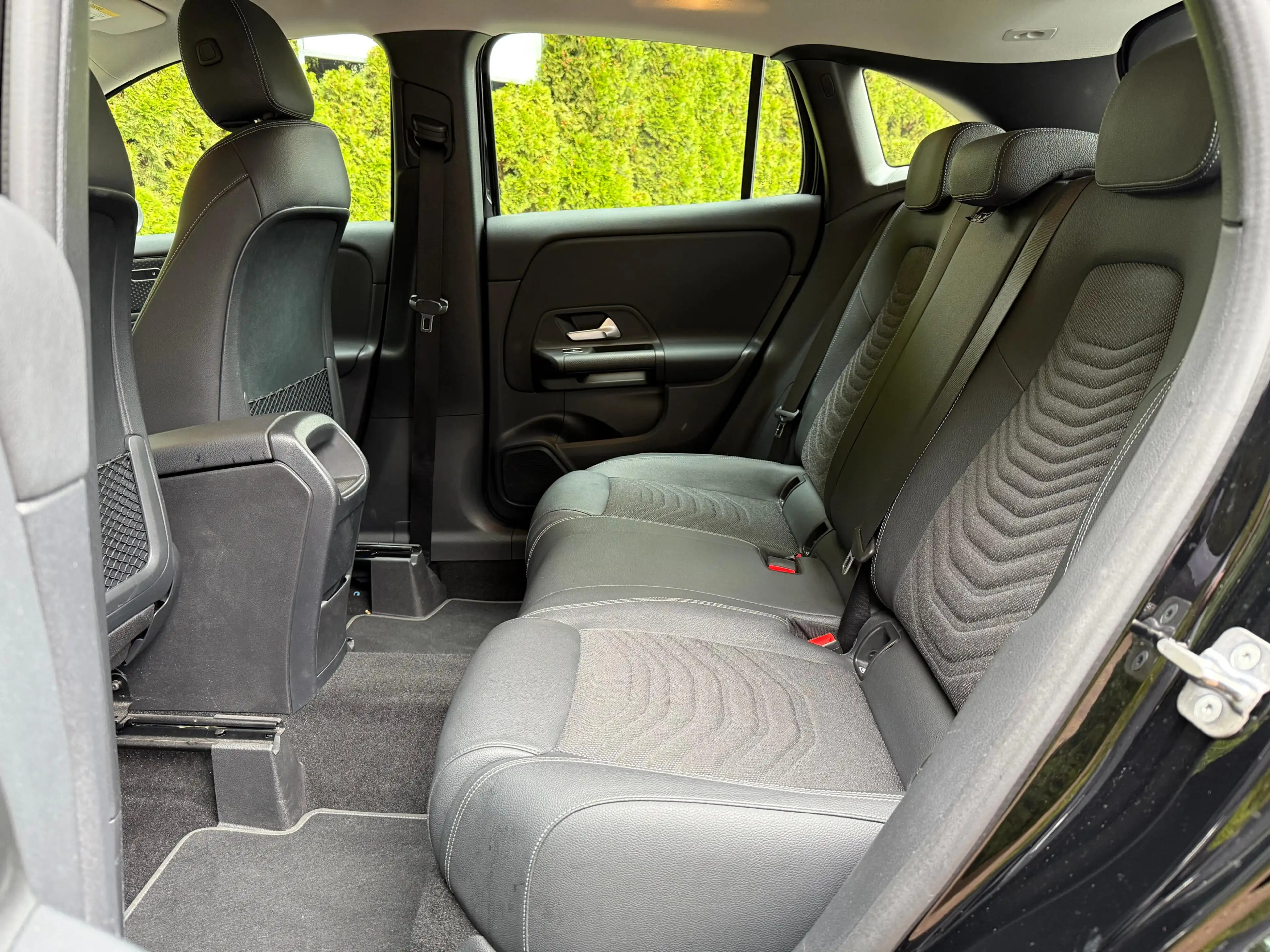 Mercedes-Benz GLA 180 7G LED+MBUX+VIRT+SHZ+KAM+T-LEDER+NAV+DAB — photo 9