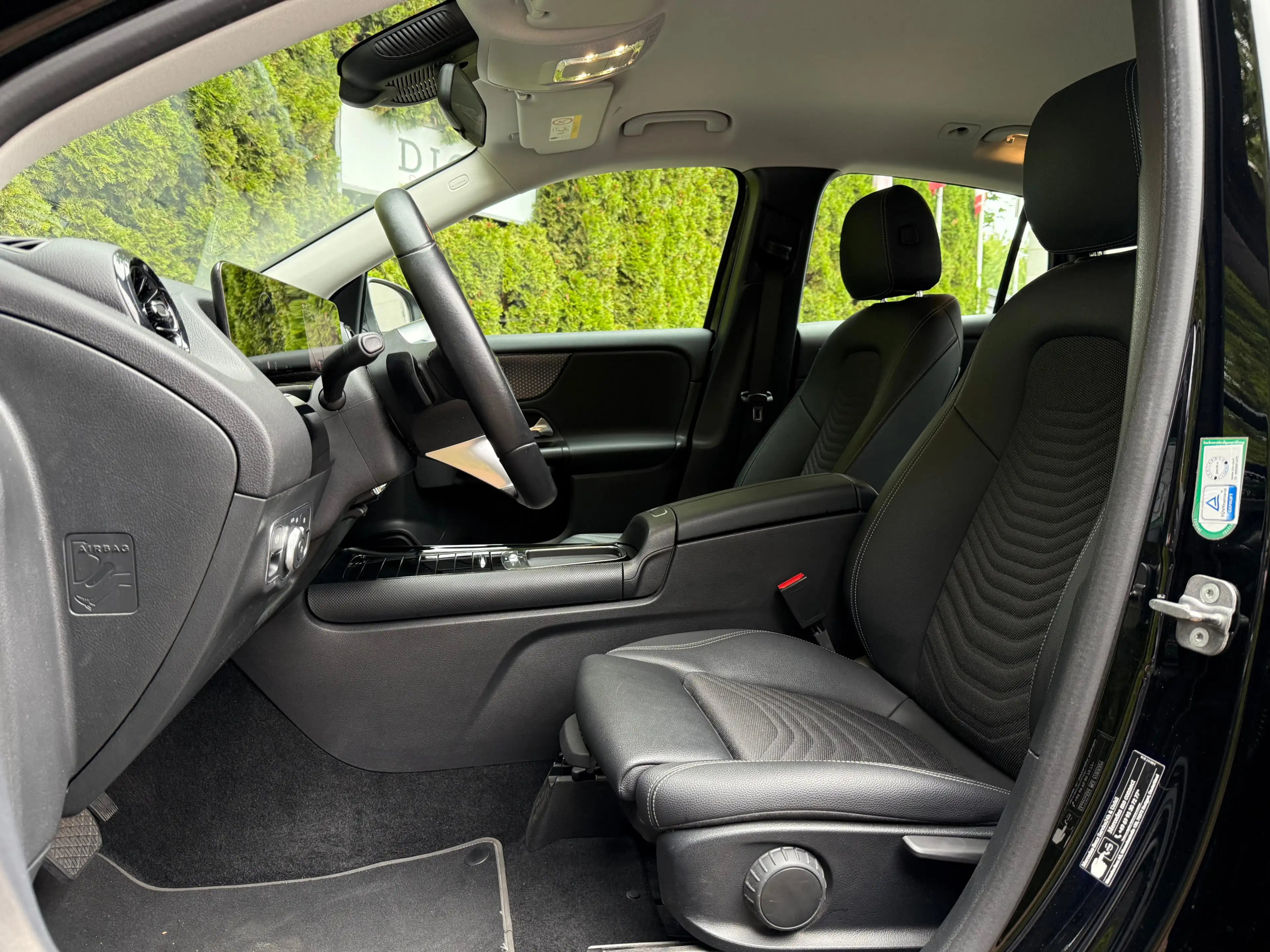 Mercedes-Benz GLA 180 7G LED+MBUX+VIRT+SHZ+KAM+T-LEDER+NAV+DAB — photo 8
