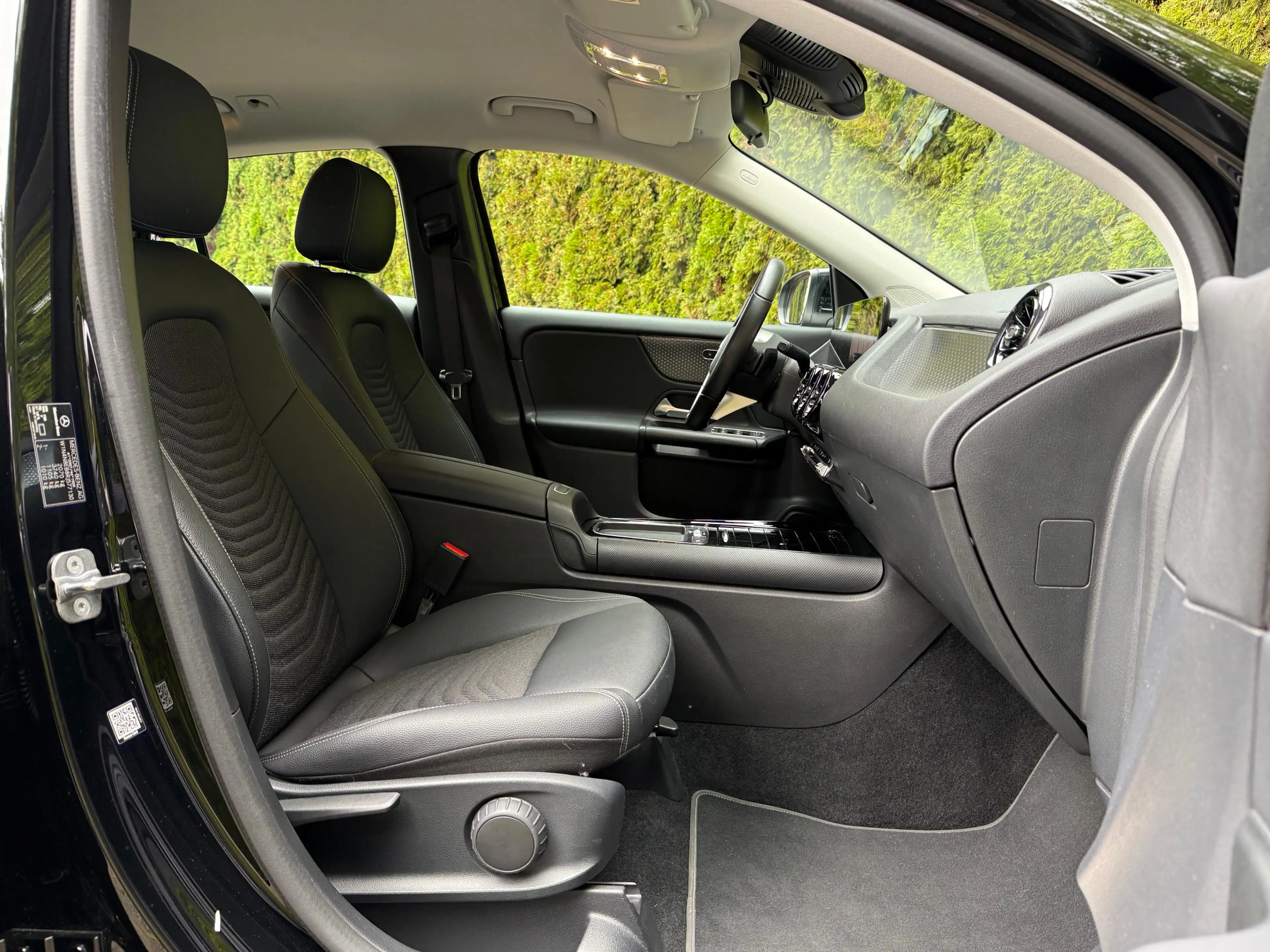 Mercedes-Benz GLA 180 7G LED+MBUX+VIRT+SHZ+KAM+T-LEDER+NAV+DAB — photo 11