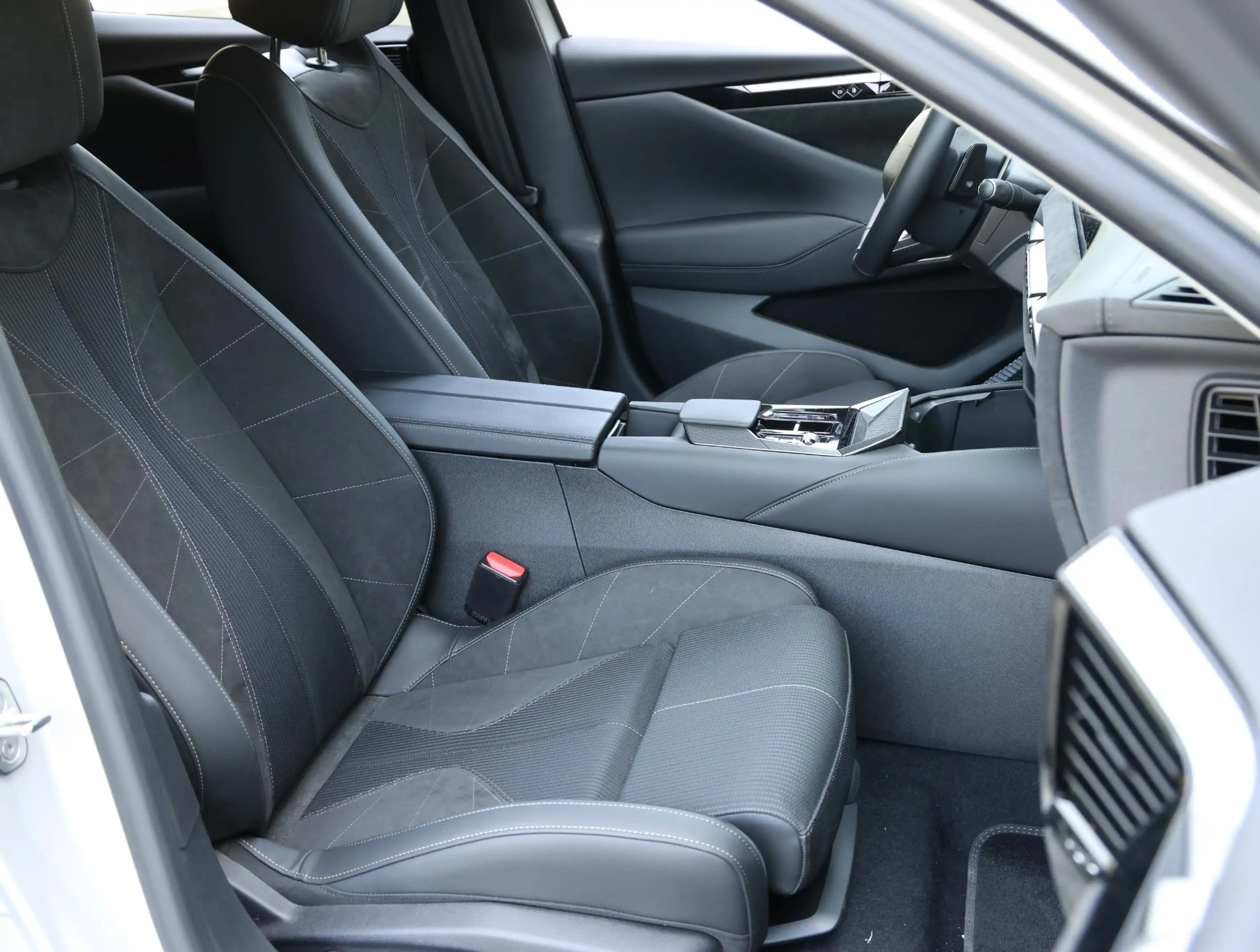 DS Automobiles N°4 E-Tense Etoile Absolute Comfort Tech Pack 58.3 kWh — photo 10