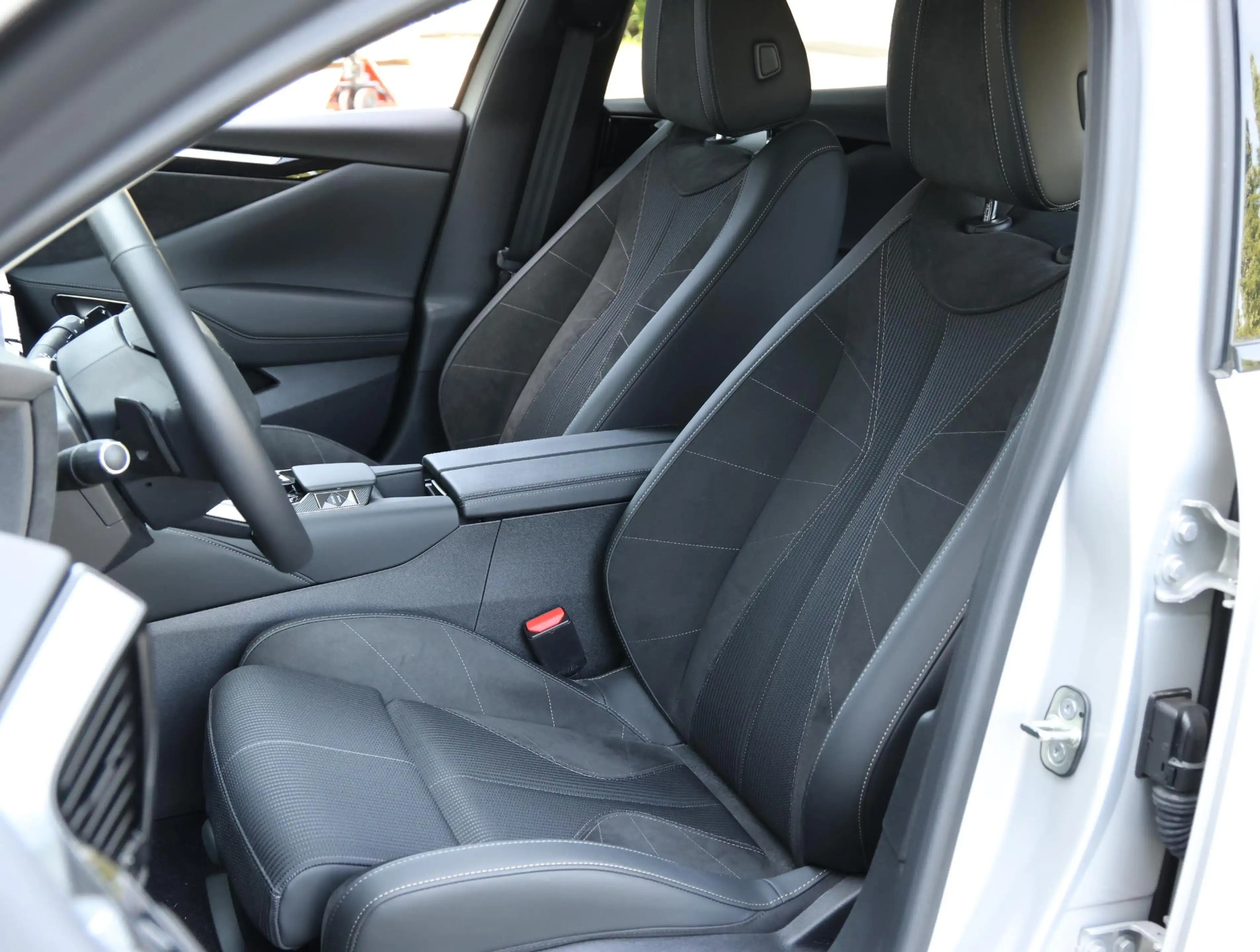 DS Automobiles N°4 E-Tense Etoile Absolute Comfort Tech Pack 58.3 kWh — photo 13