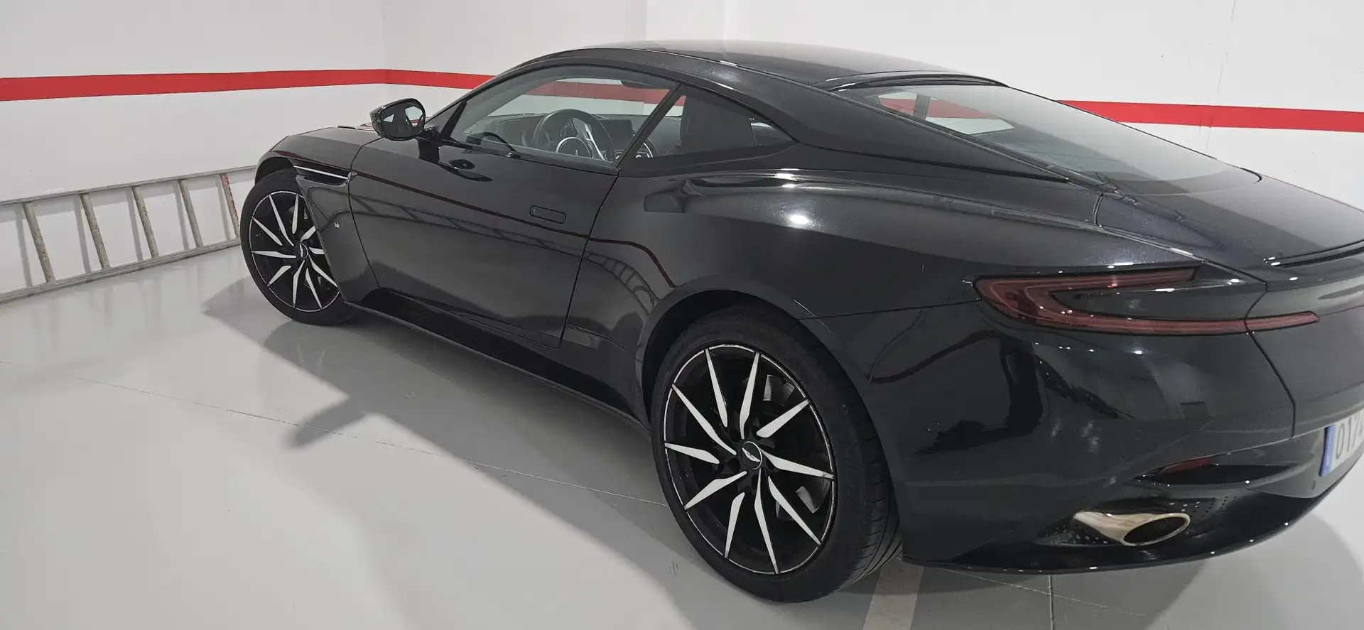 Aston Martin DB11 v12 Černá - 1