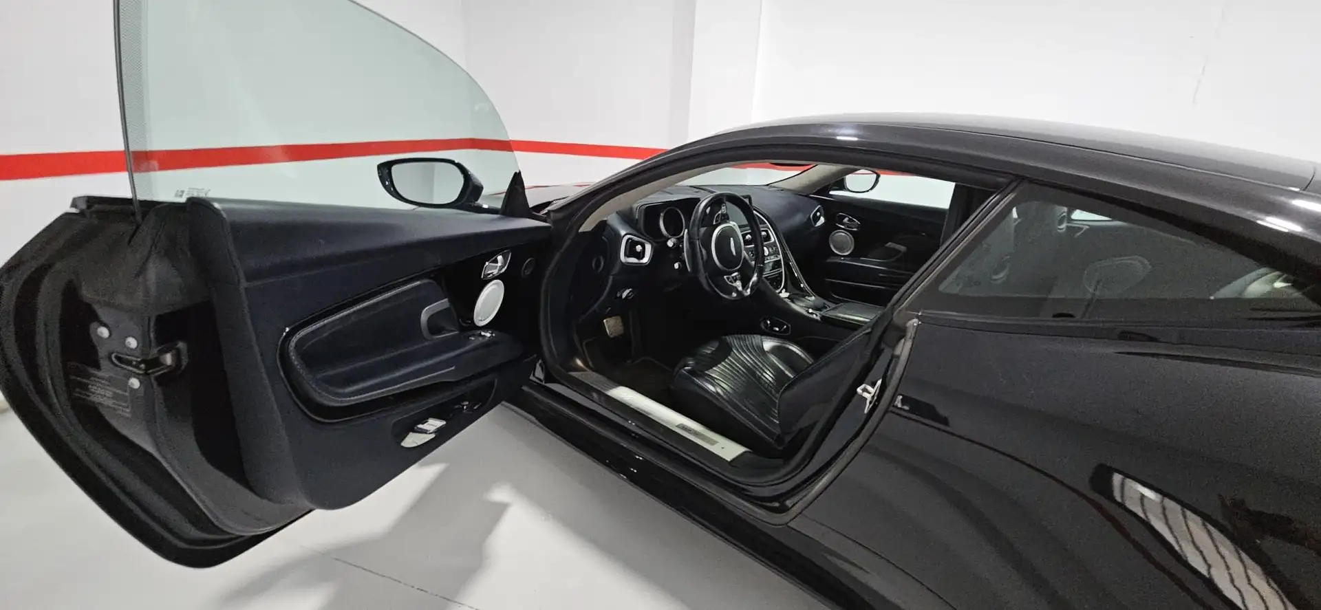 Aston Martin DB11 v12 Černá - 2