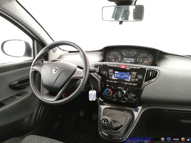 Lancia Ypsilon view 9