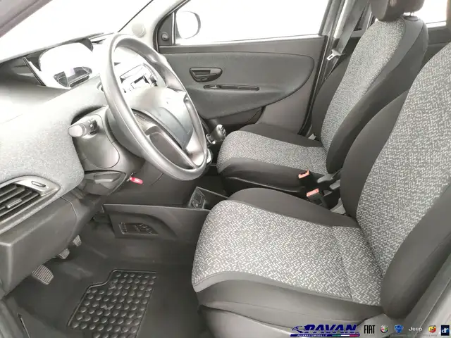 Lancia Ypsilon view 12