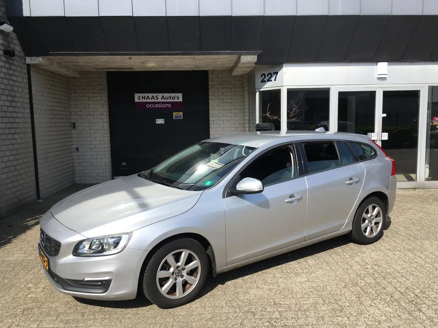 Volvo V60 2.0 D3 / 5 CILINDER / EURO-5 / NAVI / CAMERA / AUT Gris - 1
