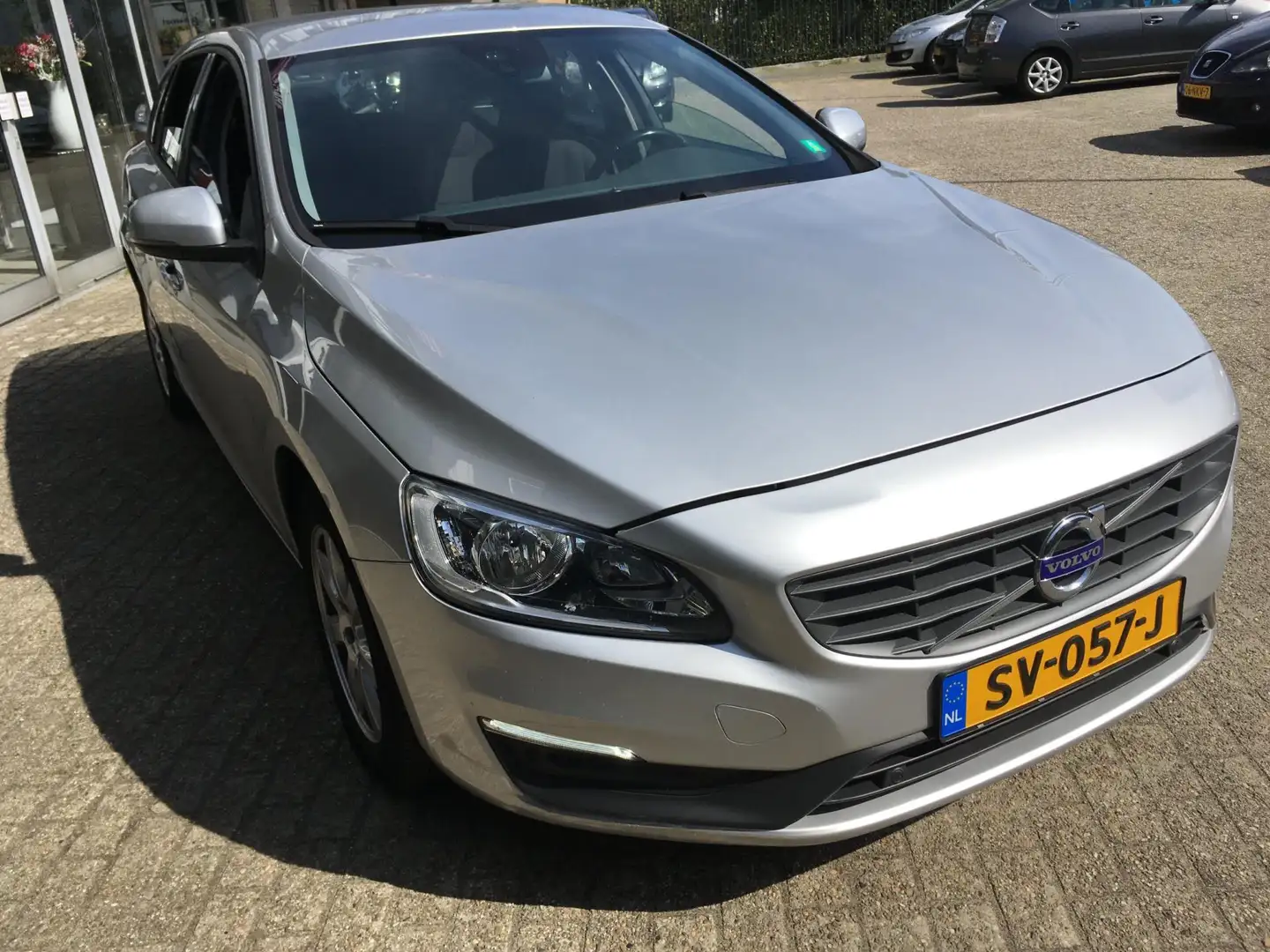 Volvo V60 2.0 D3 / 5 CILINDER / EURO-5 / NAVI / CAMERA / AUT Gris - 2