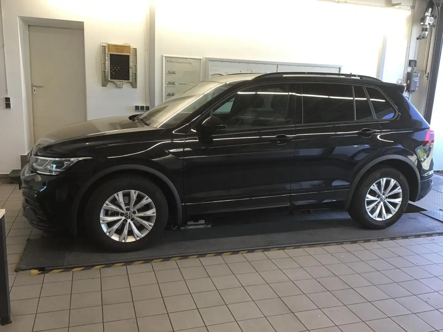 Volkswagen Tiguan 2.0 TDI DSG R-line |AHK|Matrix|ACC|LM|KAM Zwart - 2