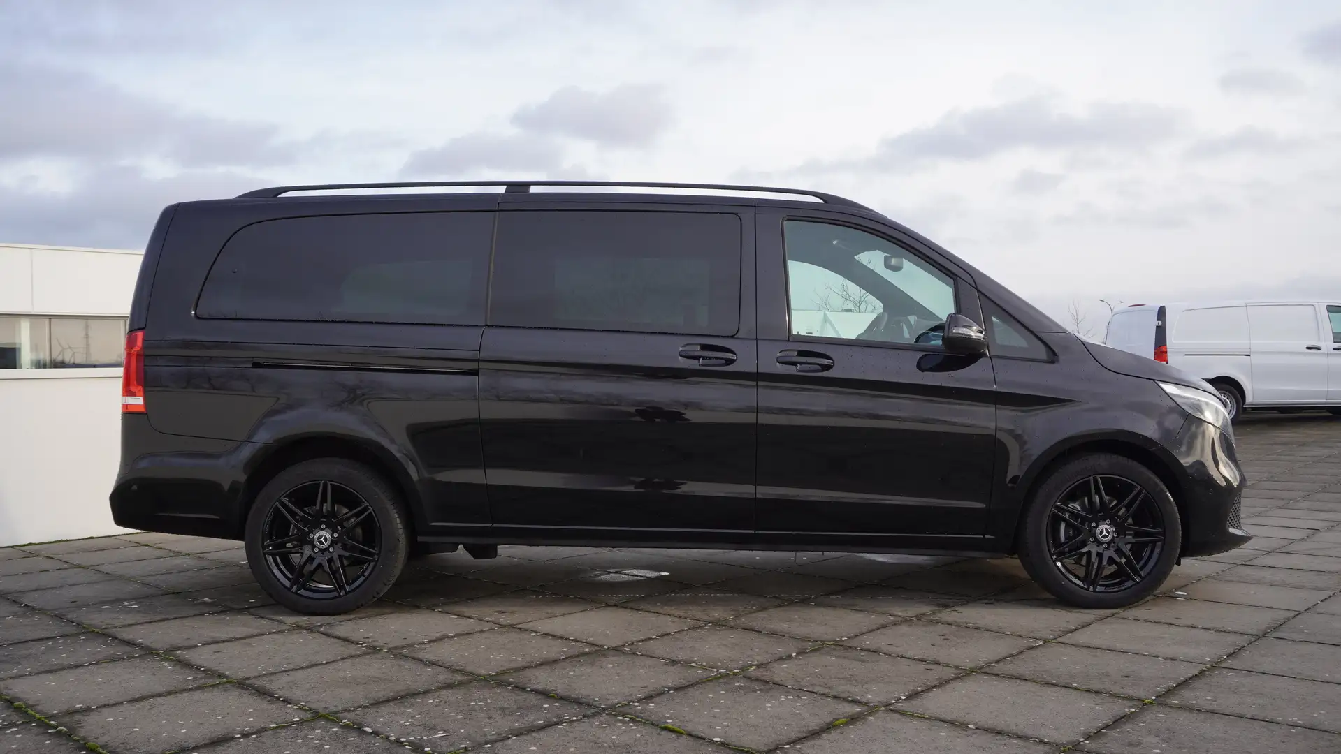 Mercedes-Benz V 300 d AMG EXTRA LANG/19"/EDITION/SPORT/DISTRONIC/NAVI Noir - 2