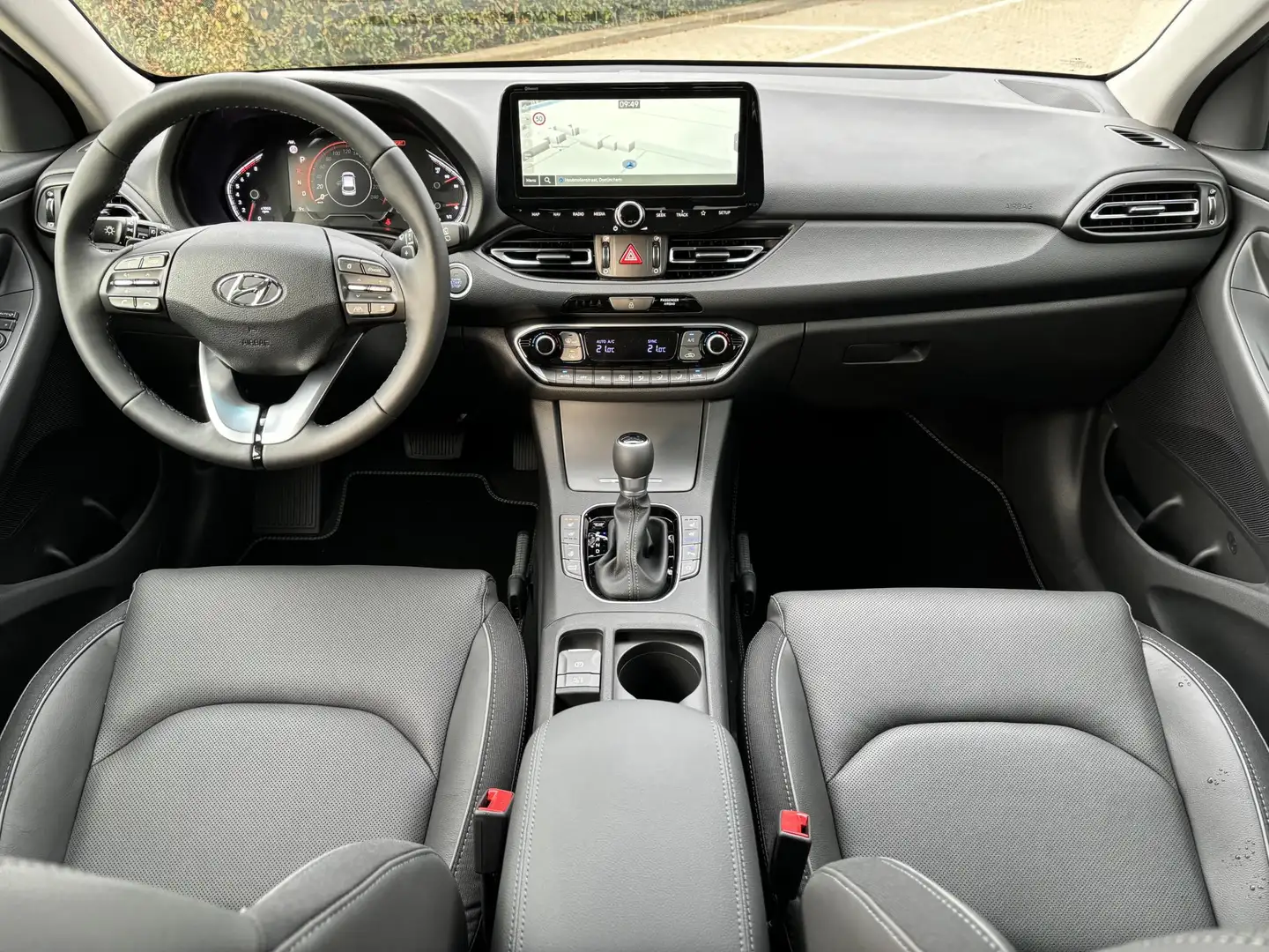 Hyundai i30 1.5 T-GDi MHEV Premium Automaat / Lederen bekledin Grijs - 2