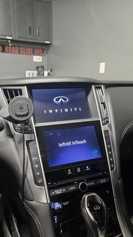 Infiniti Q60 снимка Infiniti Q60