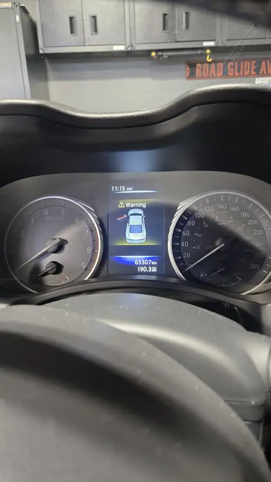 Infiniti Q60 снимка Infiniti Q60