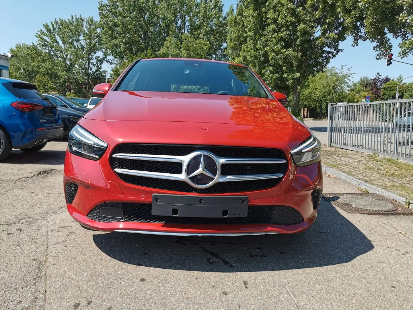 Mercedes-Benz B 200 *Progressive/Multibeam/Kamera/Spur/17"/7G* Červená - 1