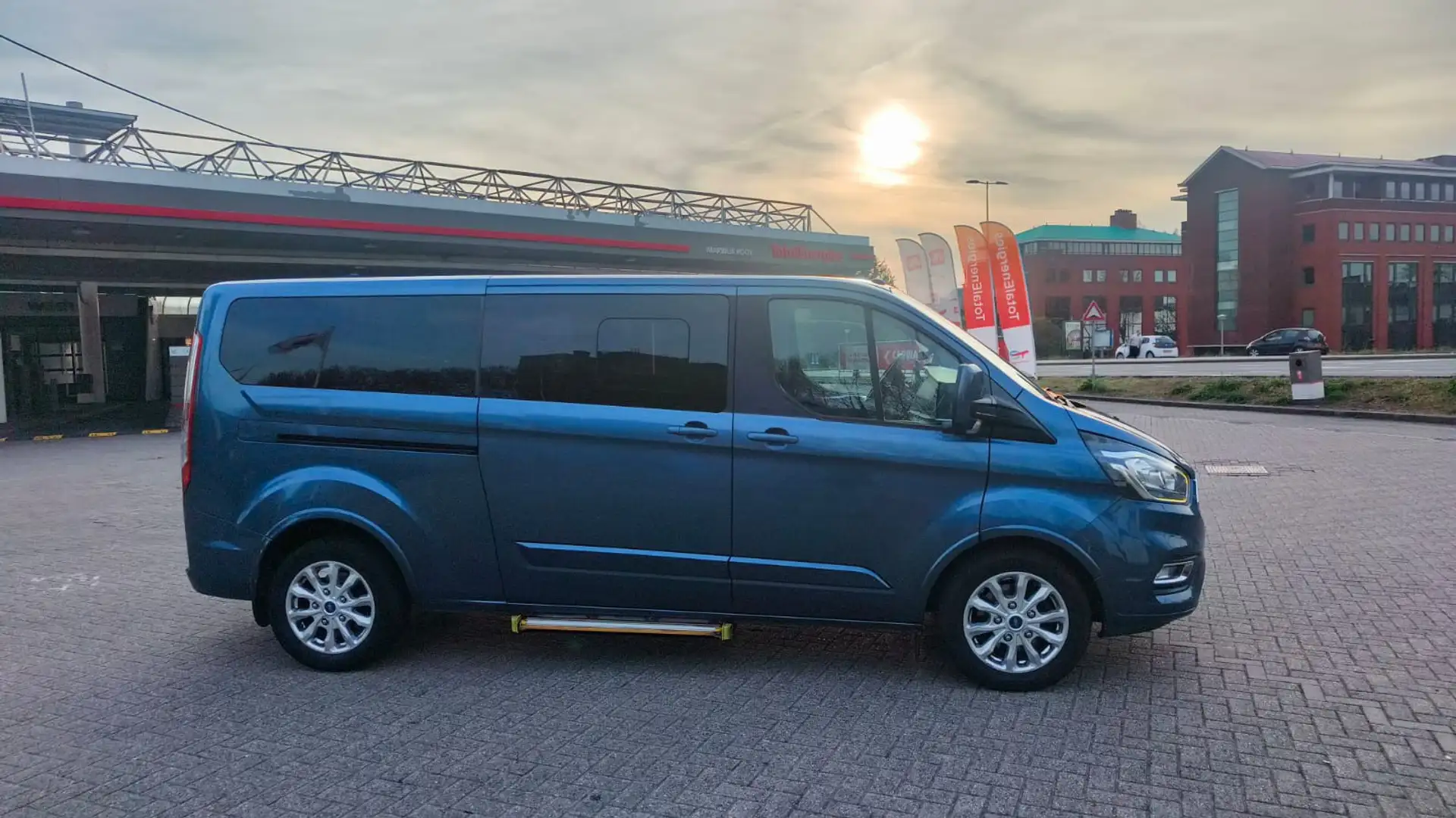 Ford Tourneo Custom Ford Transit Tourneo Custom 310 2.0 TDCI L2H1 Ti Blauw - 2