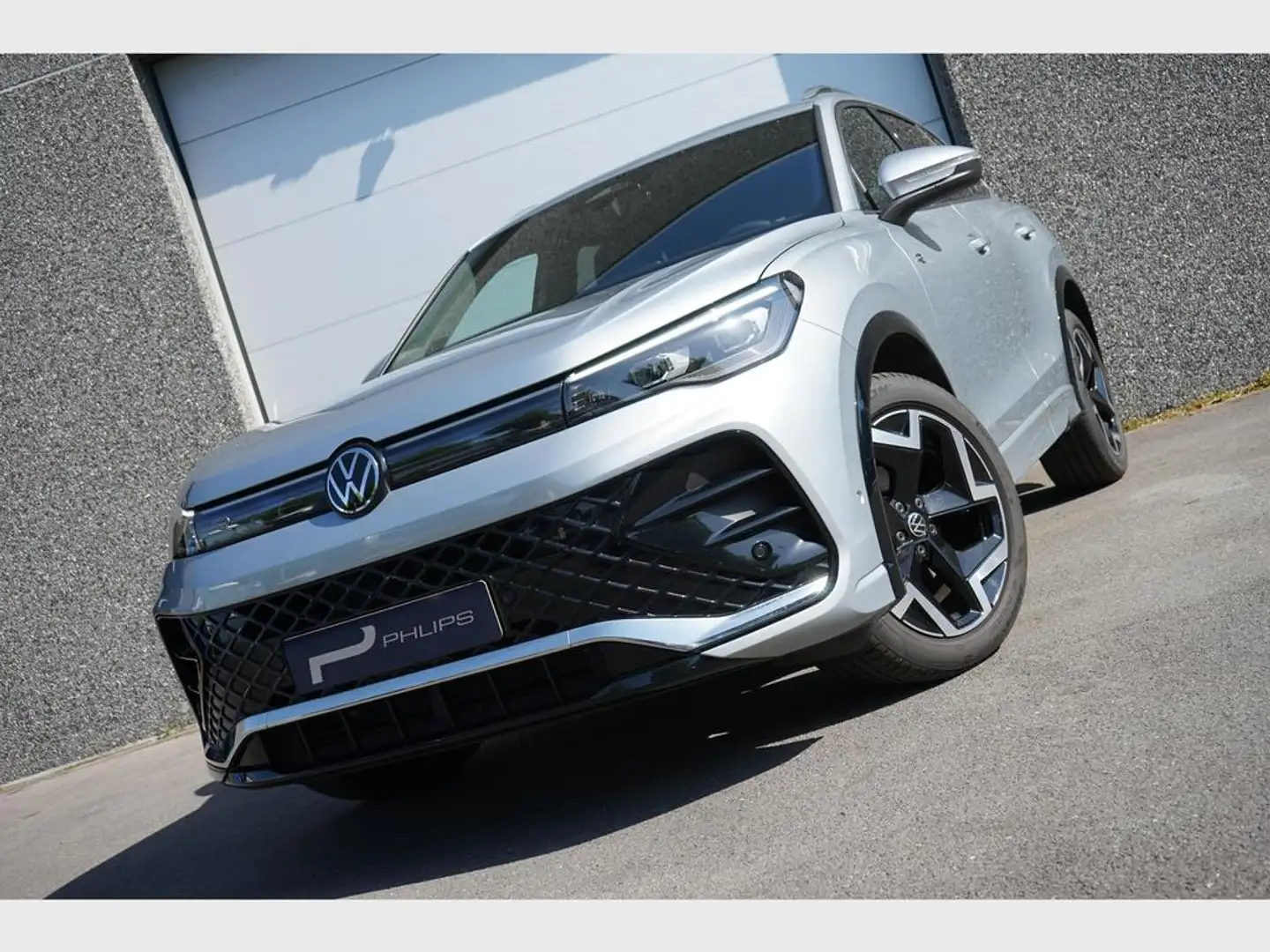Volkswagen Tiguan R-Line Business Premium 1.5 TSI mHEV ACT OPF 110 k Zilver - 1