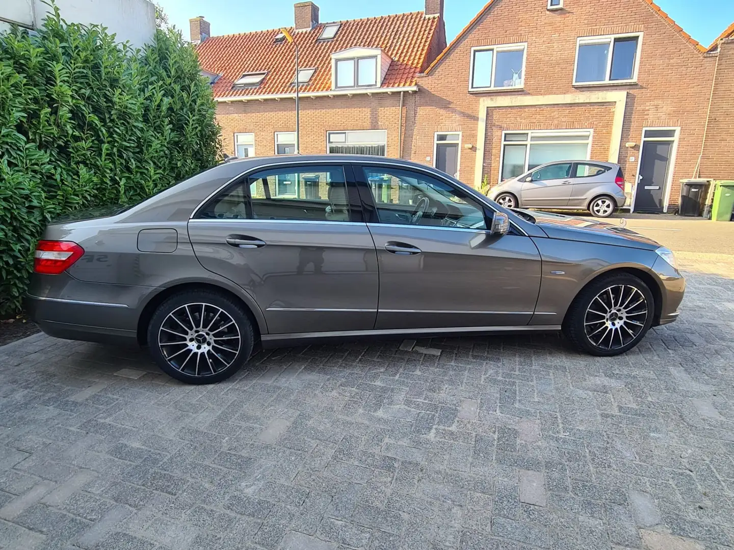 Mercedes-Benz E 200 CGI BENZINE/NIEUWE APK/LEER/YOUNGTIMER Bruin - 2